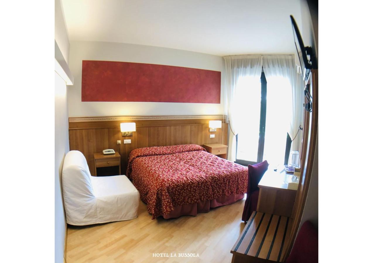 Hotel La Bussola Паденге-суль-Гарда Экстерьер фото
