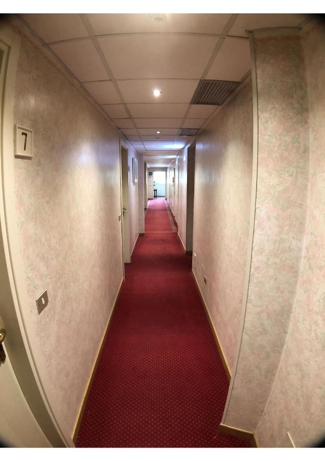 Hotel La Bussola Паденге-суль-Гарда Экстерьер фото