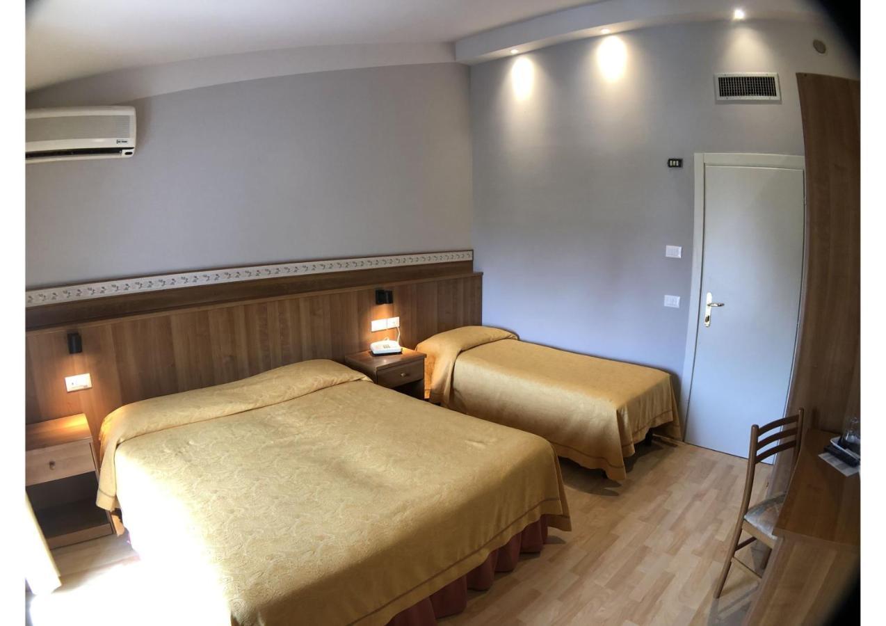 Hotel La Bussola Паденге-суль-Гарда Экстерьер фото