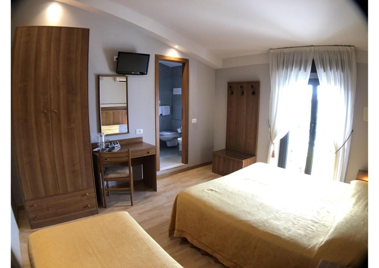 Hotel La Bussola Паденге-суль-Гарда Экстерьер фото