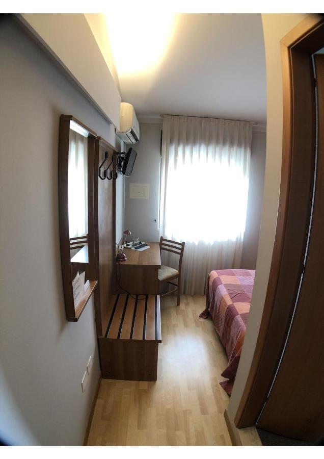 Hotel La Bussola Паденге-суль-Гарда Экстерьер фото