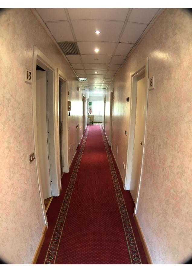Hotel La Bussola Паденге-суль-Гарда Экстерьер фото