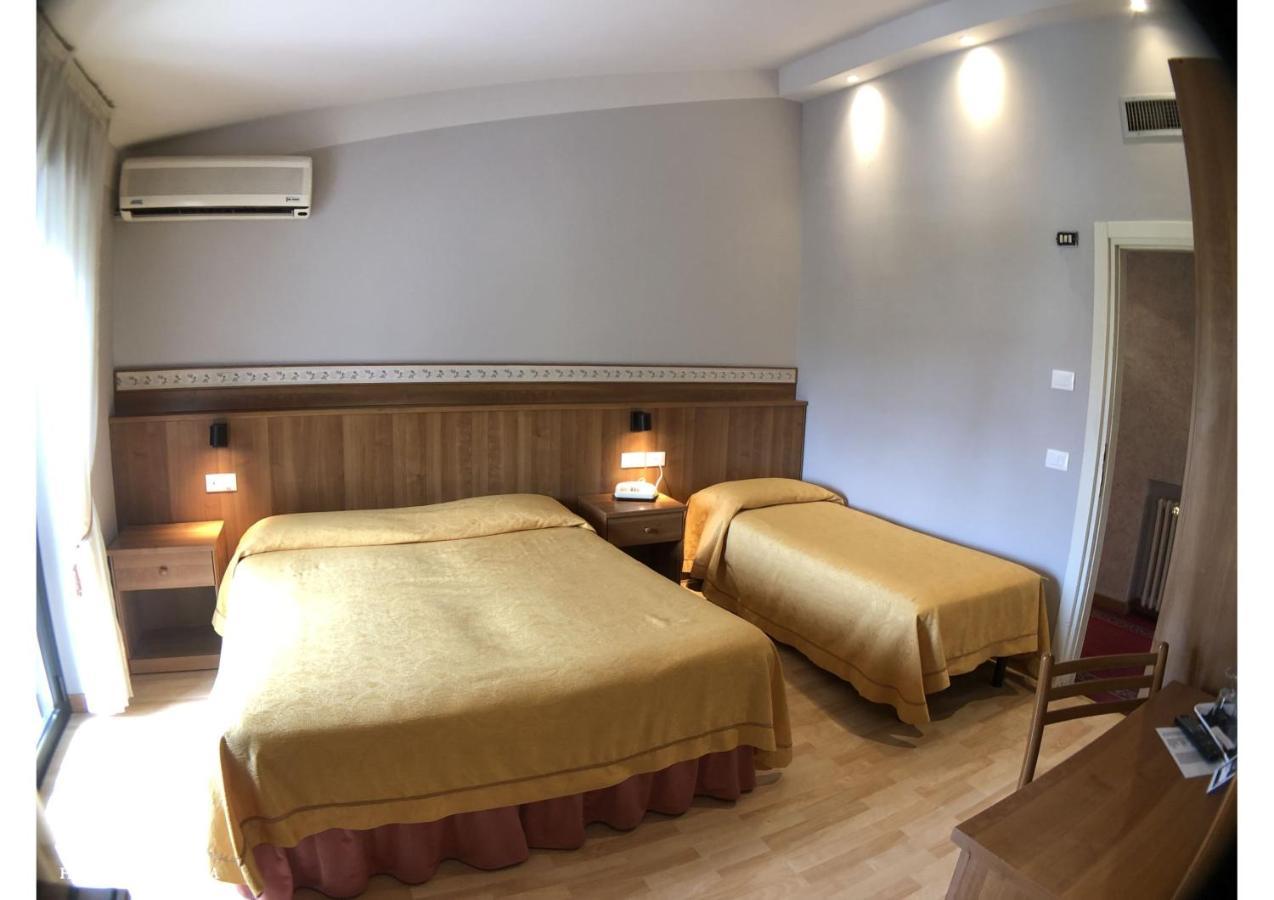 Hotel La Bussola Паденге-суль-Гарда Экстерьер фото