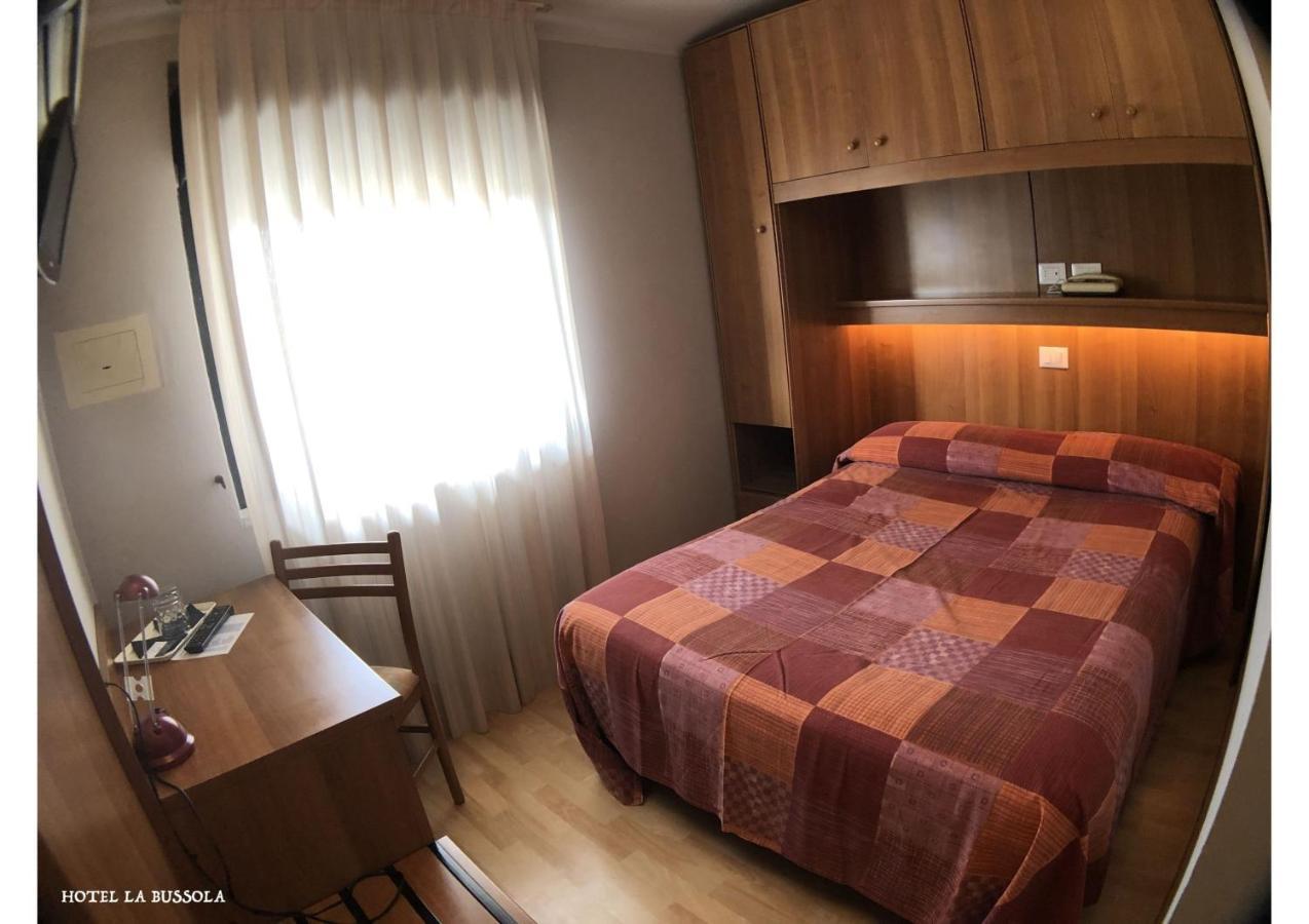 Hotel La Bussola Паденге-суль-Гарда Экстерьер фото