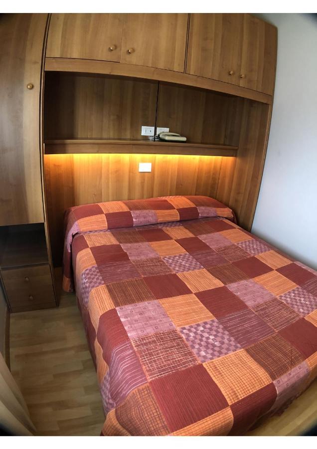 Hotel La Bussola Паденге-суль-Гарда Экстерьер фото