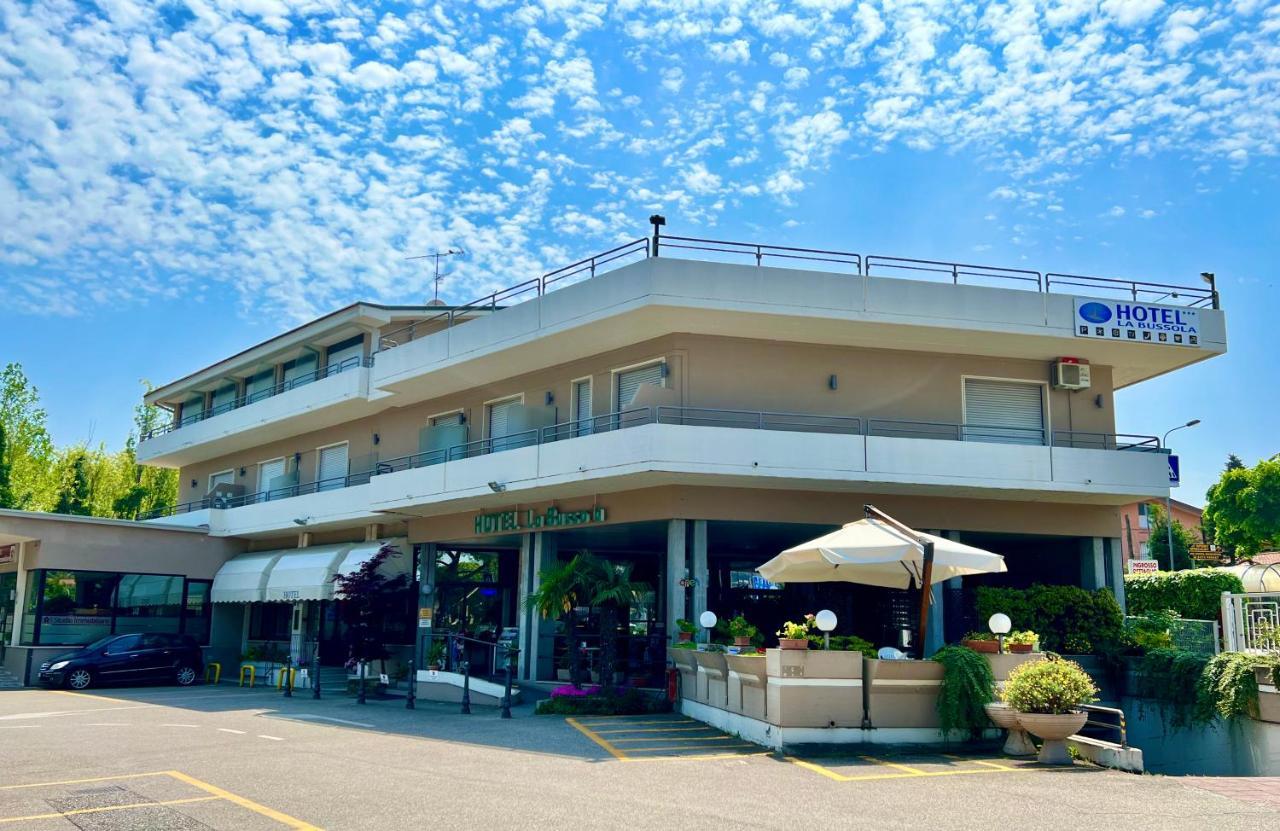 Hotel La Bussola Паденге-суль-Гарда Экстерьер фото