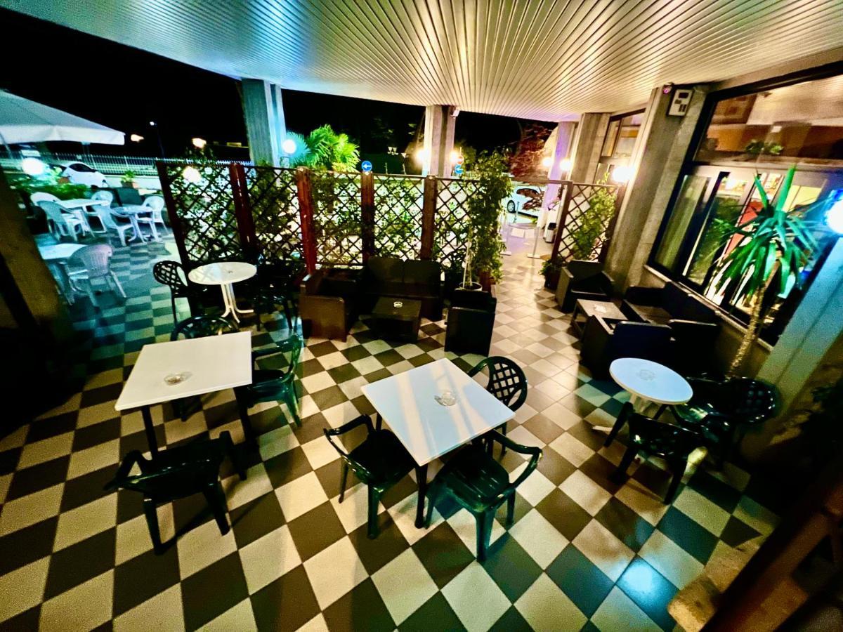 Hotel La Bussola Паденге-суль-Гарда Экстерьер фото
