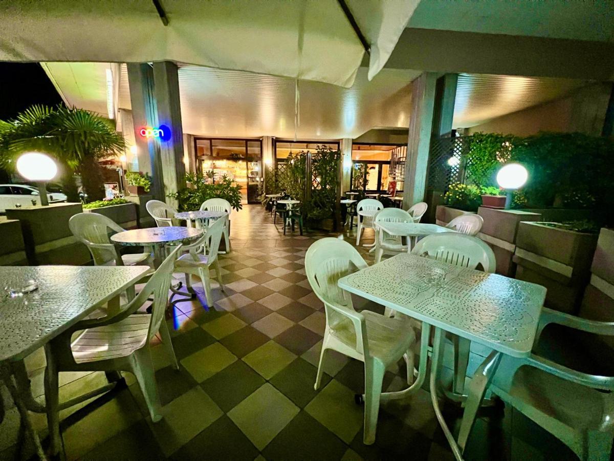 Hotel La Bussola Паденге-суль-Гарда Экстерьер фото