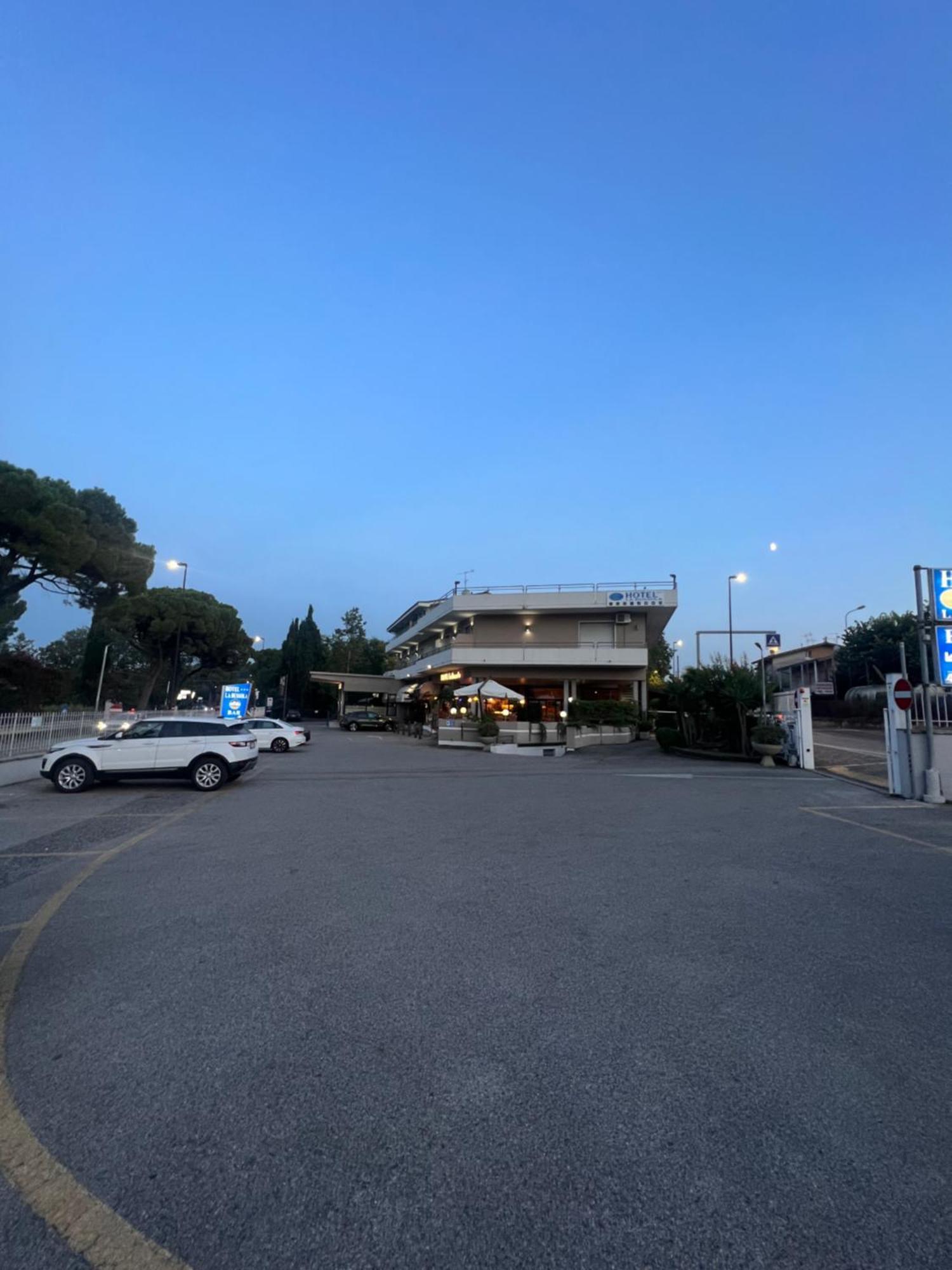 Hotel La Bussola Паденге-суль-Гарда Экстерьер фото