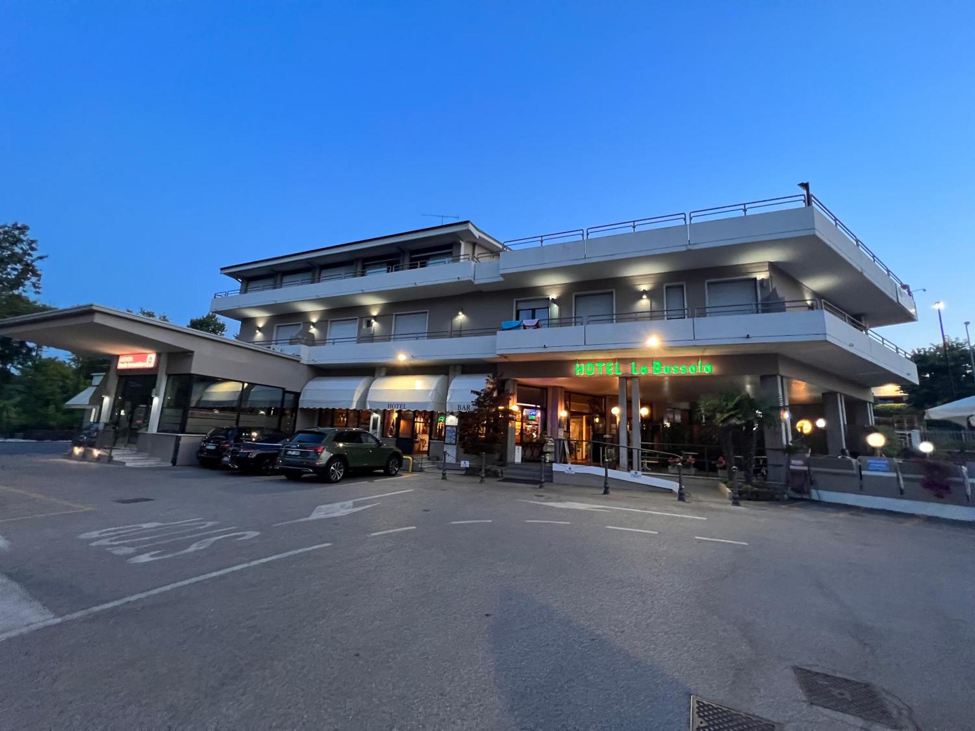 Hotel La Bussola Паденге-суль-Гарда Экстерьер фото