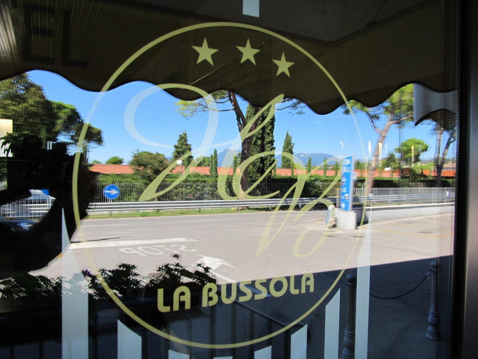 Hotel La Bussola Паденге-суль-Гарда Экстерьер фото