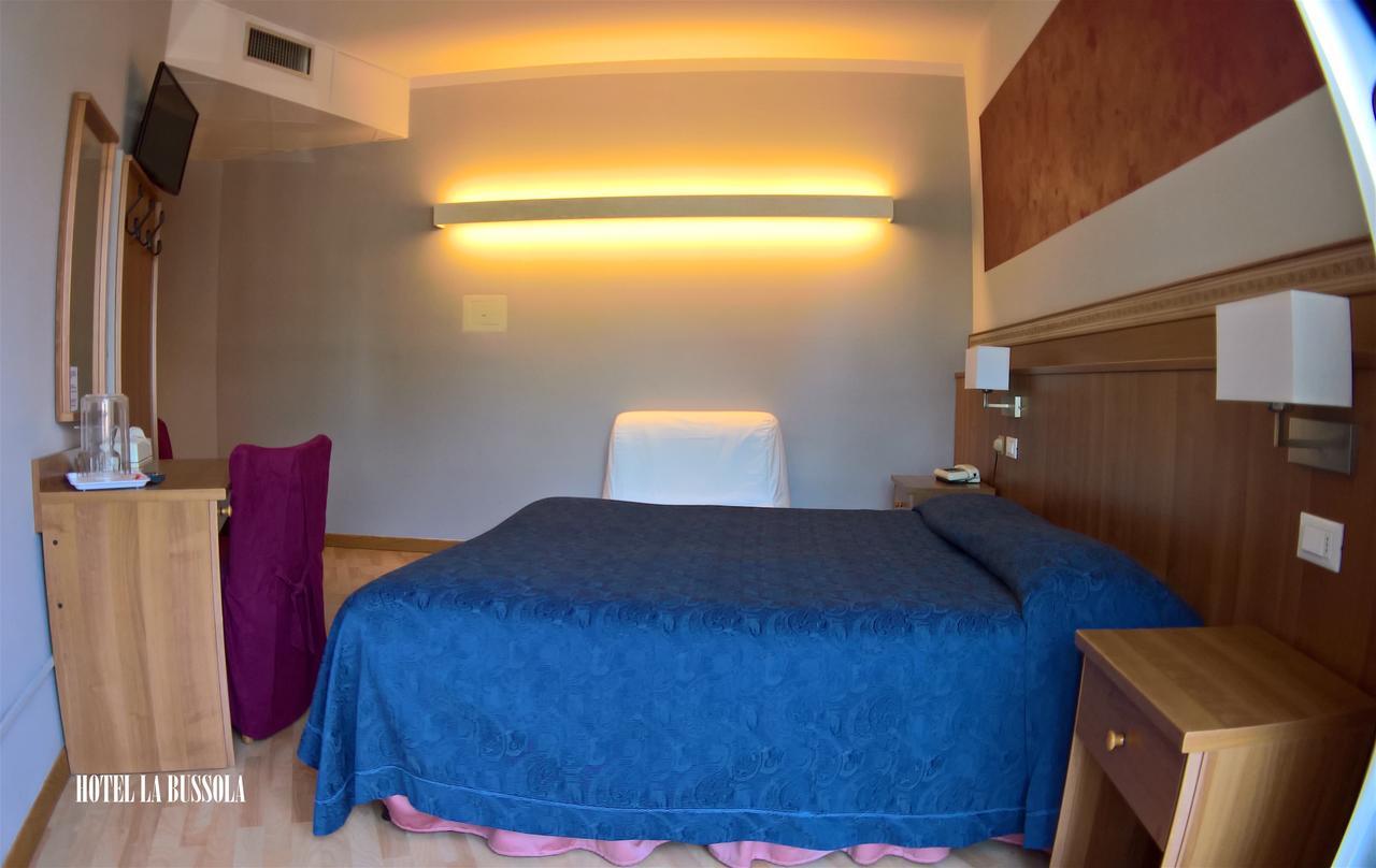 Hotel La Bussola Паденге-суль-Гарда Экстерьер фото