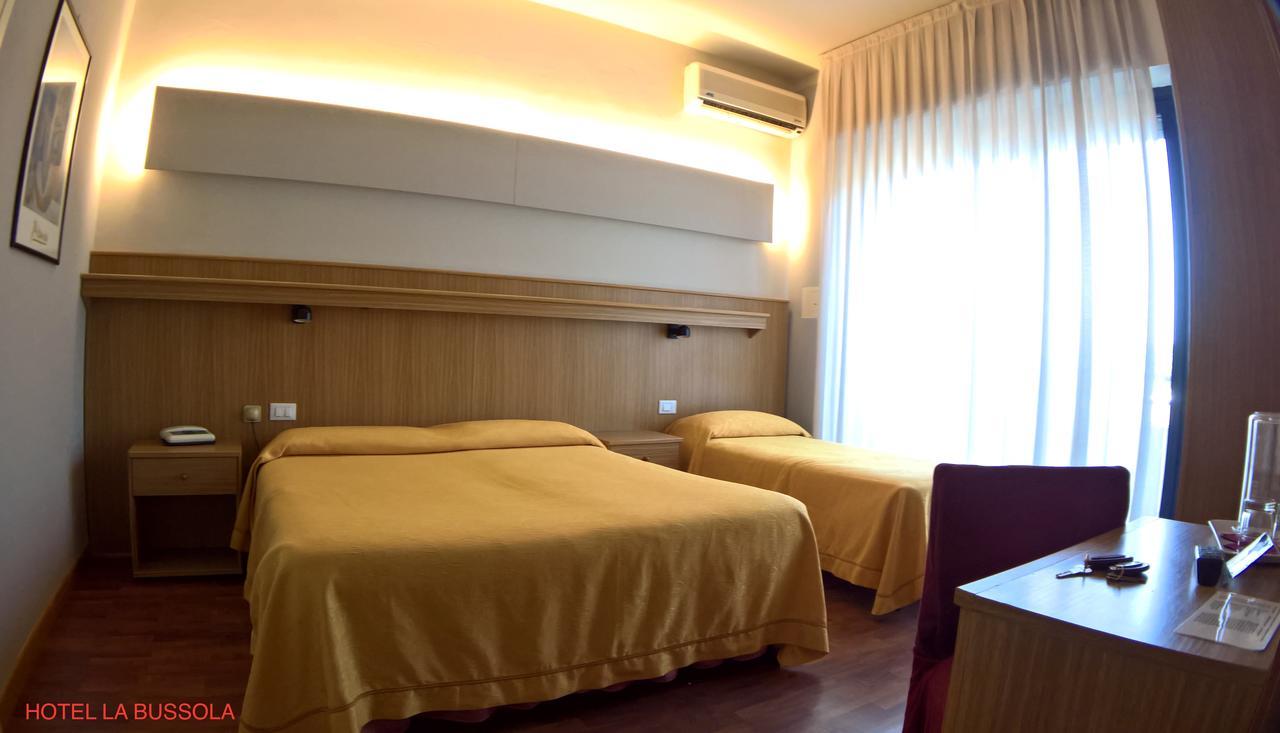 Hotel La Bussola Паденге-суль-Гарда Экстерьер фото