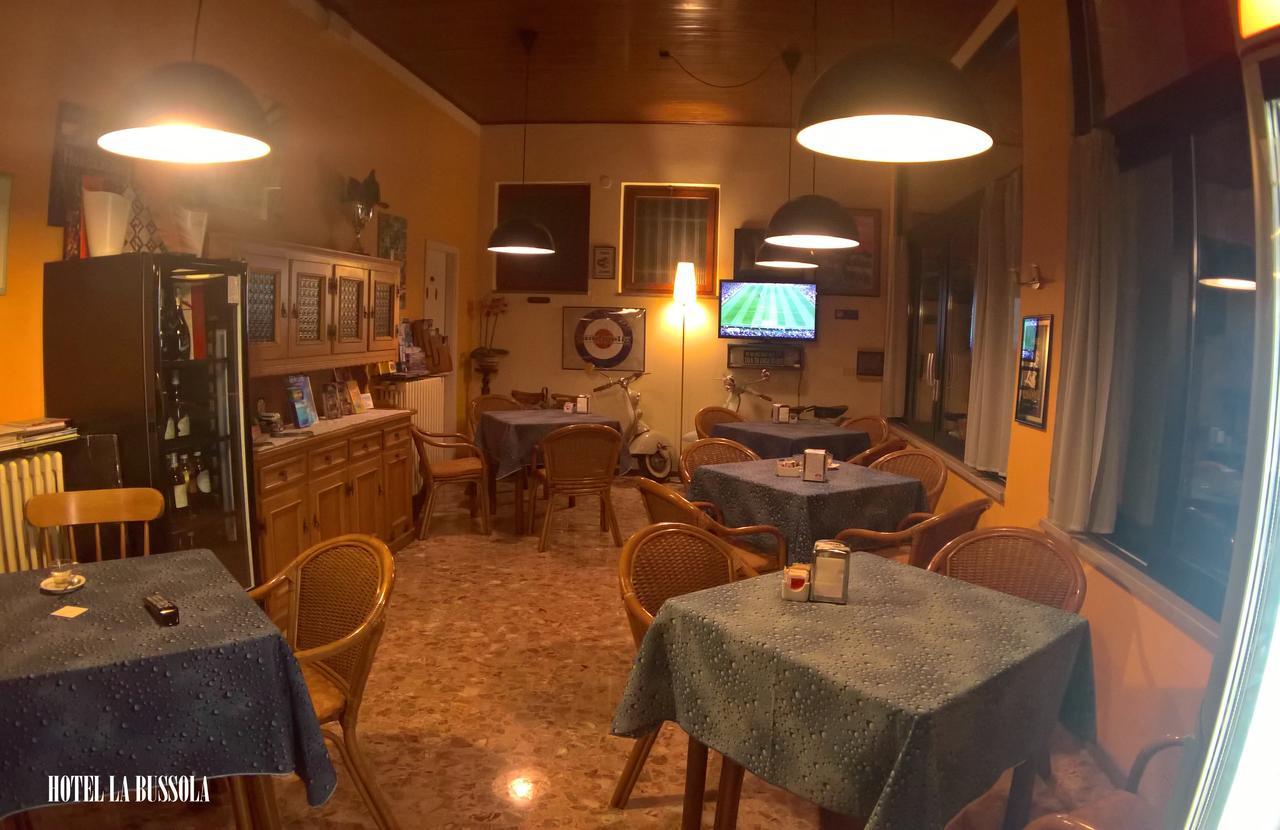 Hotel La Bussola Паденге-суль-Гарда Экстерьер фото