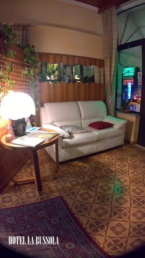 Hotel La Bussola Паденге-суль-Гарда Экстерьер фото