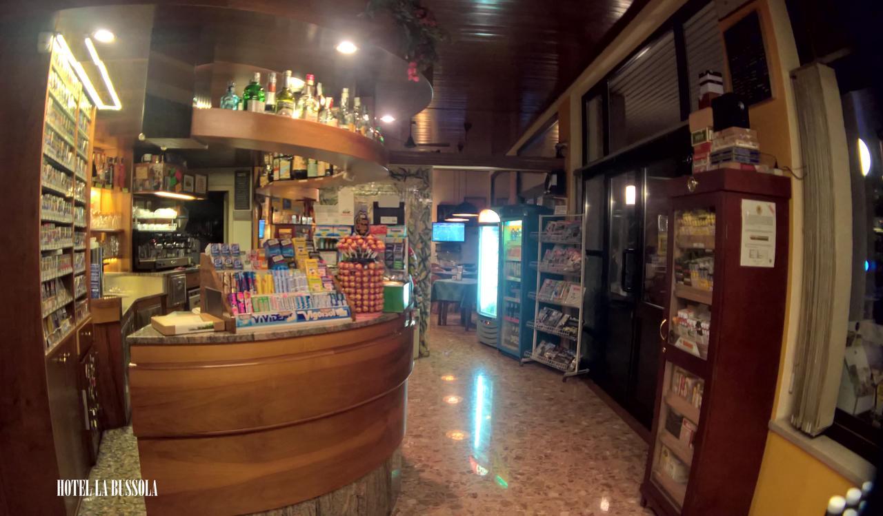 Hotel La Bussola Паденге-суль-Гарда Экстерьер фото