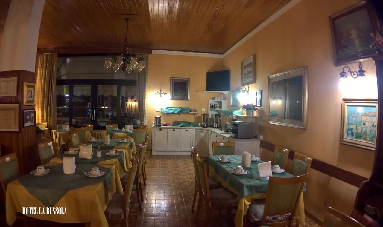 Hotel La Bussola Паденге-суль-Гарда Экстерьер фото