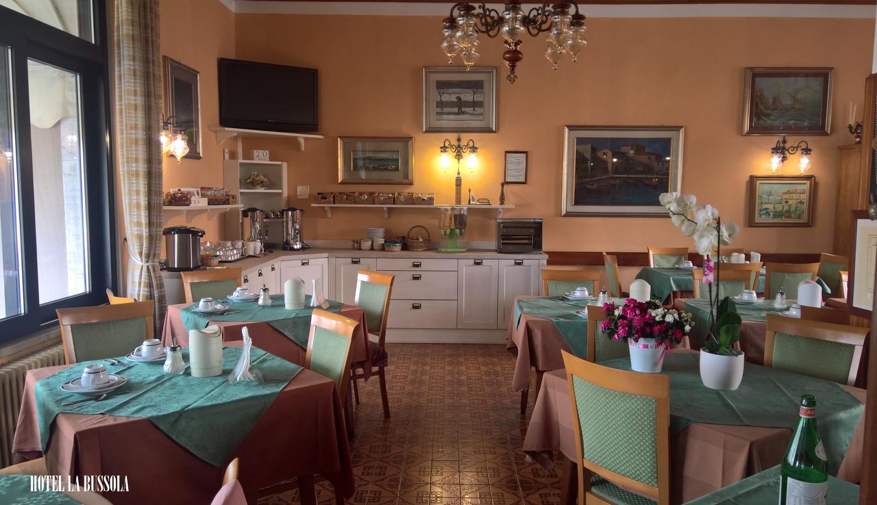 Hotel La Bussola Паденге-суль-Гарда Экстерьер фото
