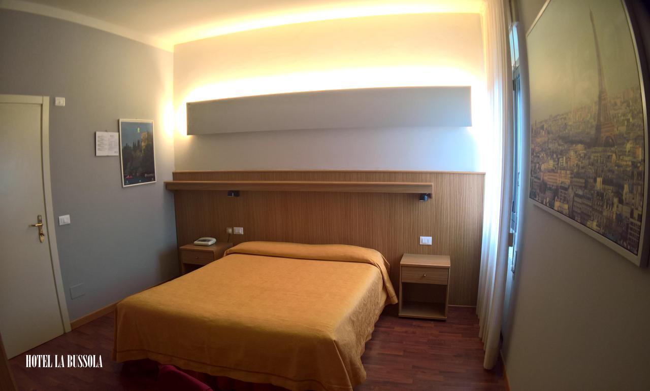 Hotel La Bussola Паденге-суль-Гарда Экстерьер фото