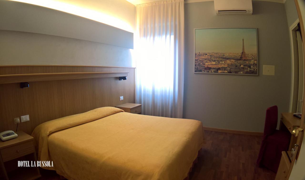 Hotel La Bussola Паденге-суль-Гарда Экстерьер фото