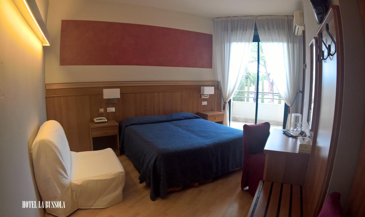 Hotel La Bussola Паденге-суль-Гарда Экстерьер фото