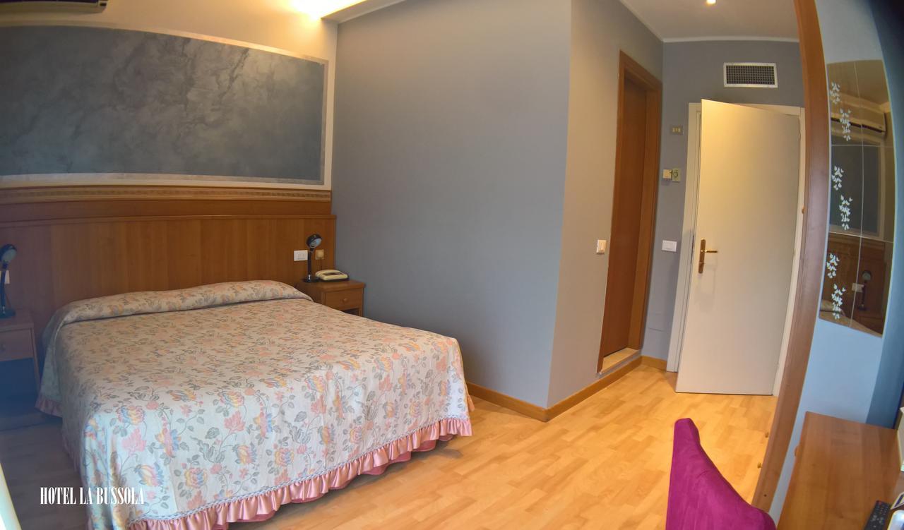 Hotel La Bussola Паденге-суль-Гарда Экстерьер фото