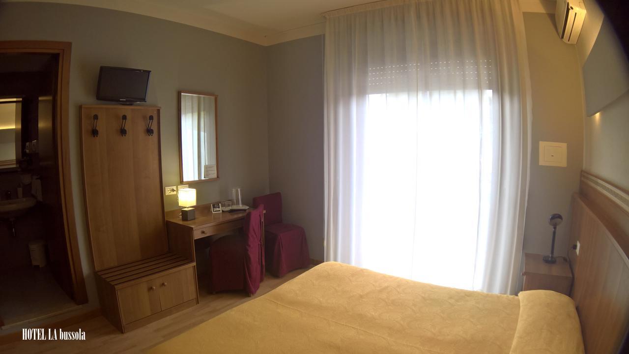 Hotel La Bussola Паденге-суль-Гарда Экстерьер фото