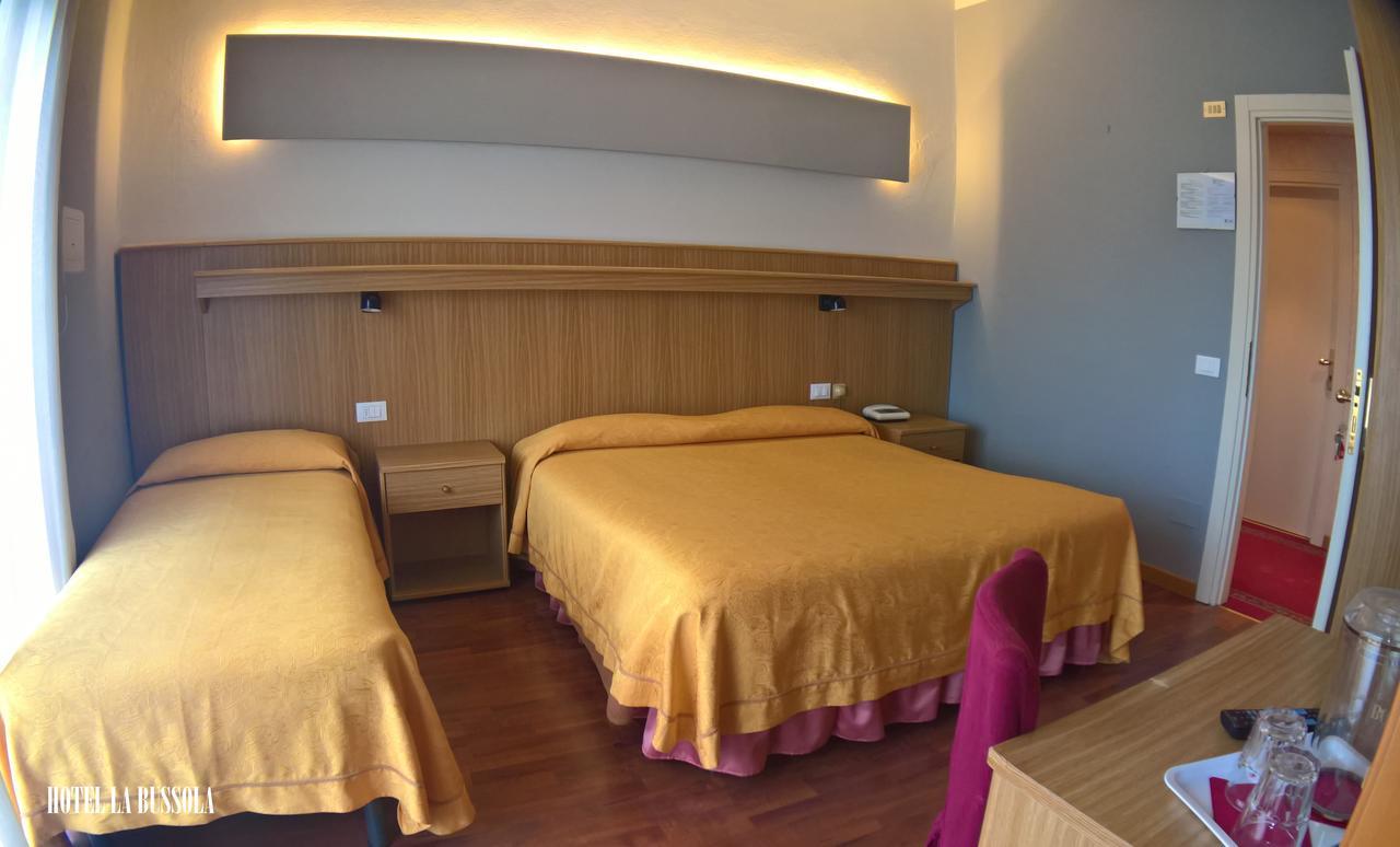 Hotel La Bussola Паденге-суль-Гарда Экстерьер фото