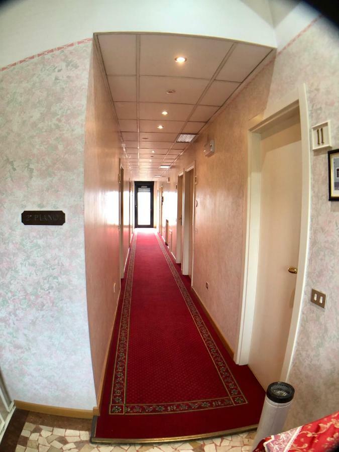 Hotel La Bussola Паденге-суль-Гарда Экстерьер фото