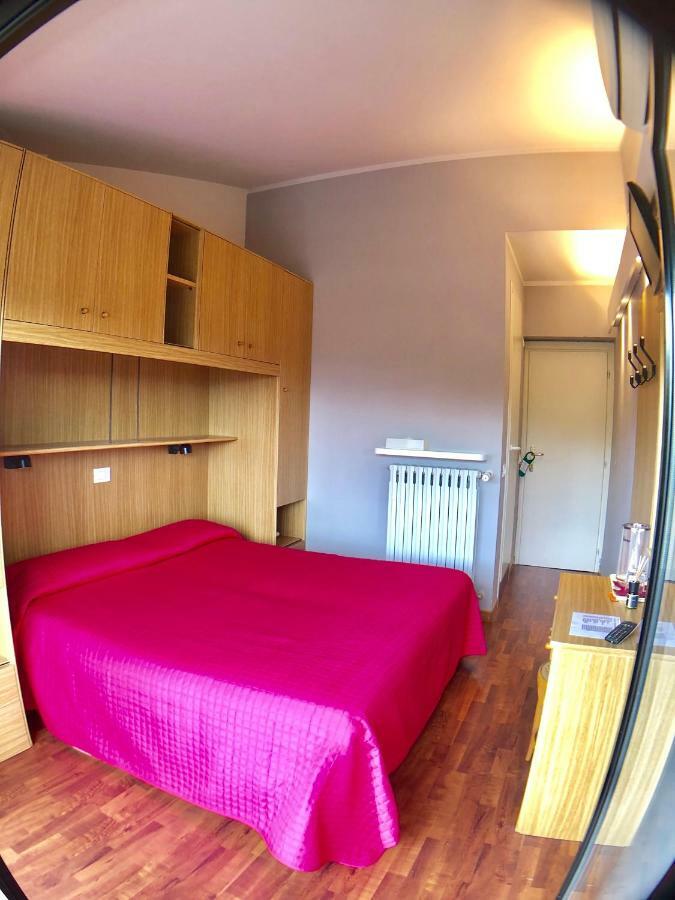 Hotel La Bussola Паденге-суль-Гарда Экстерьер фото
