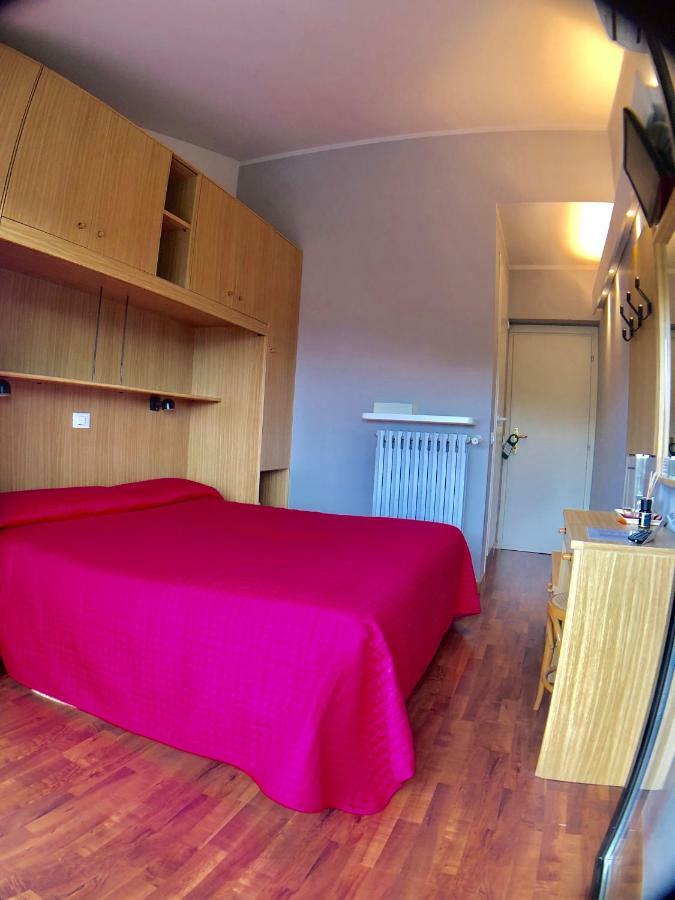 Hotel La Bussola Паденге-суль-Гарда Экстерьер фото